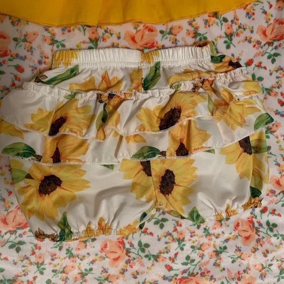 Sunflower Ruffle Crop and Ruffle Diaper Short - Picture 4 of 4